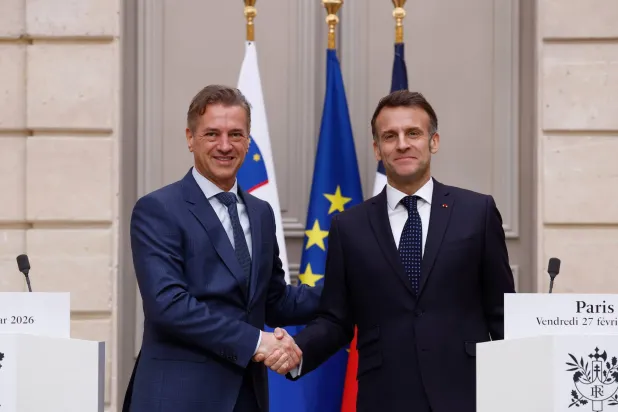 الرئيس الفرنسي إيمانويل ماكرون مستقبلا الجمعة رئيس الوزراء السلوفيني روبرت غولوب في قصر الأليزيه في باريس  الخميس (آ.ب)