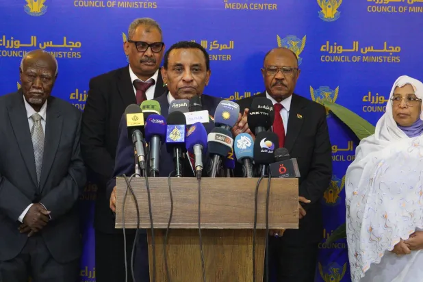 إدريس متحدثاً في المؤتمر الصحافي بمطار الخرطوم (إعلام مجلس الوزراء)