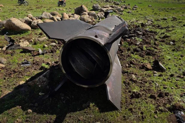 جسم الصاروخ الإيراني الذي سقط في منطقة القنيطرة (سانا)