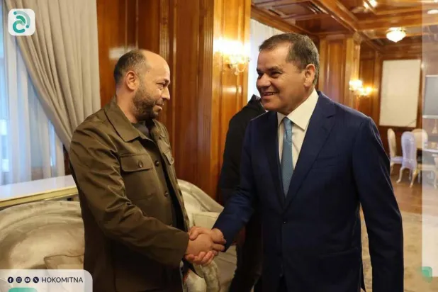 الدبيبة يصافح القصب في طرابلس الشهر الماضي (مكتب الدبيبة)