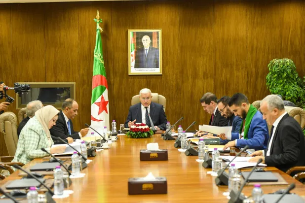 رئيس البرلمان مع أعضاء لجنة صياغة مشروع قانون تجريم الاستعمار في 20 ديسمبر 2025 (البرلمان)