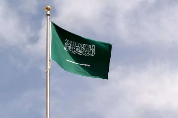 السعودية أكدت أنها ستتخذ جميع الإجراءات اللازمة للذود عن أمنها وحماية أراضيها ومواطنيها والمقيمين فيها (موقع يوم العلم السعودي)