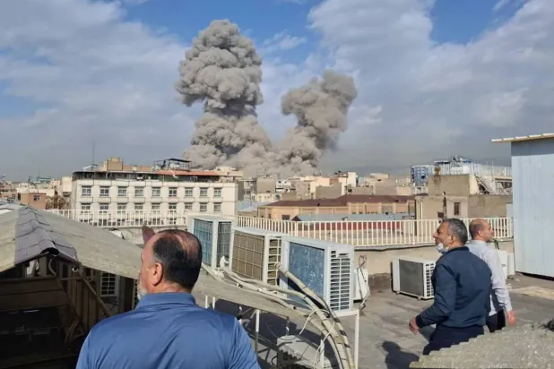 الدخان يتصاعد في الأفق عقب ضربات أميركية إسرائيلية استهدفت العاصمة طهران (أ.ب)