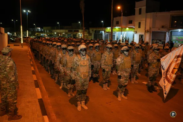 «لواء سبل السلام» التابع لقوات «الجيش الوطني الليبي» في اصطفاف ليلي بأحد شوارع مدينة الكفرة (إعلام القيادة العامة)