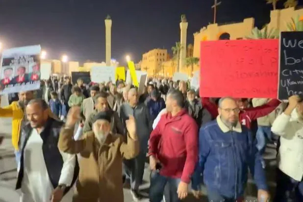 مظاهرة لمواطنين في ميدان الشهداء بالعاصمة طرابلس الجمعة (لقطة من تسجيل مصور)