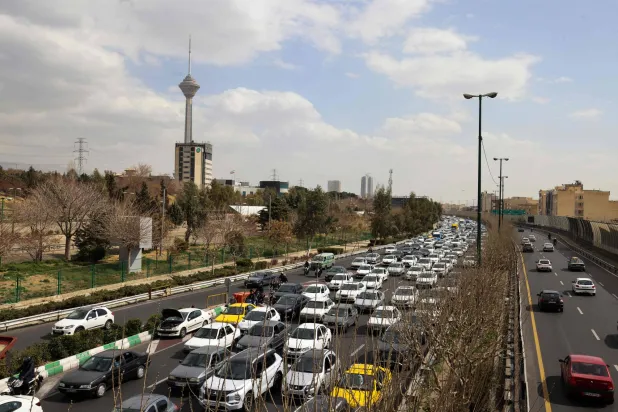 زحمة سير في إحدى الطرق السريعة وسط طهران (أ.ف.ب)