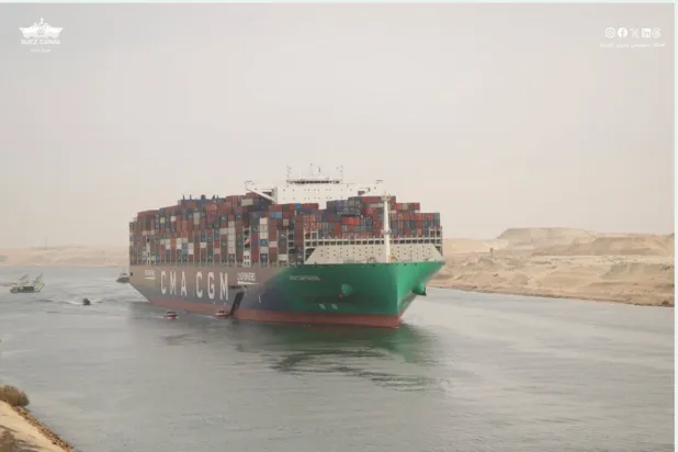 السفينة الفرنسية «CMA CGM SEINE» العملاقة خلال مرورها من قناة السويس في يناير الماضي (هيئة قناة السويس)