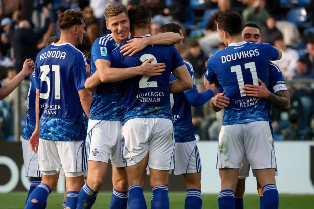 فرحة لاعبي كومو بالفوز على ليتشي (إ.ب.أ)