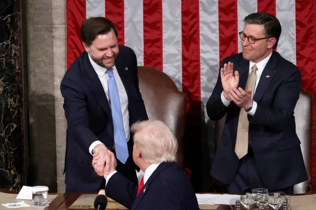 الرئيس الأميركي دونالد ترمب يصافح نائبه جي دي فانس بينما يصفق رئيس مجلس النواب مايك جونسون خلال خطاب «حالة الاتحاد» يوم 24 فبراير (رويترز)