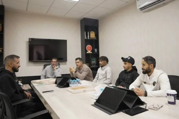 من زيارة الجهاز الفني المساعد للمنتخب السعودي لنادي ضمك (موقع النادي)