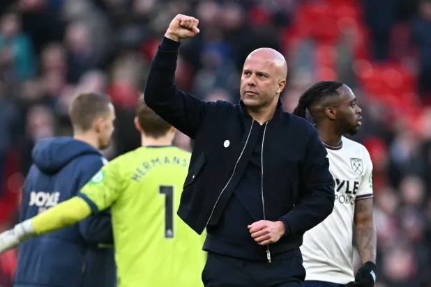 سلوت يحتفل بعد نهاية المباراة (أ.ف.ب)