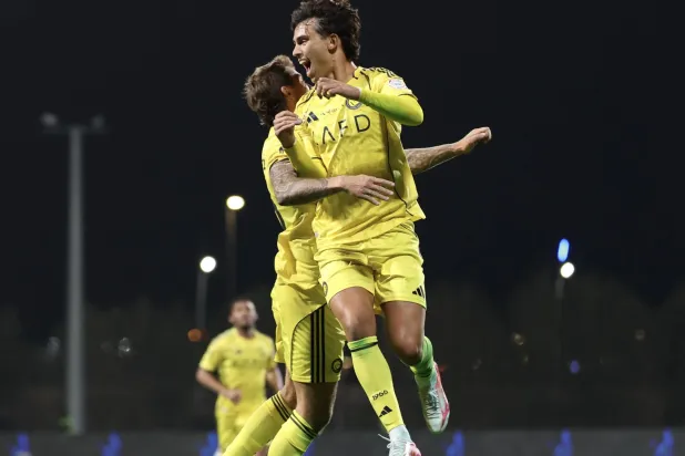 فرحة البرتغالي فيلكس بالهدف (تصوير: عبد العزيز النومان)