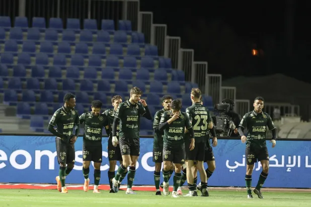 لاعبو الخلود يحتفلون بهدف باهبري الثاني (تصوير: عدنان مهدلي)