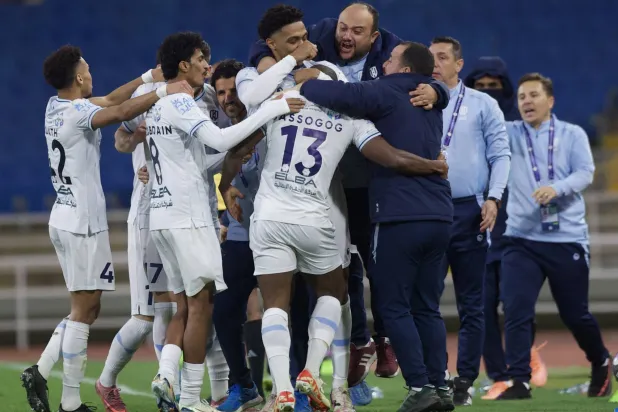 لاعبو الخلود يحتفلون بأحد أهدافهم في المباراة (تصوير: نايف العتيبي)