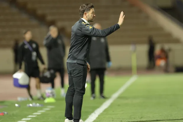 الإنجليزي ديس باكنغهام مدرب الخلود (تصوير: عدنان مهدلي)