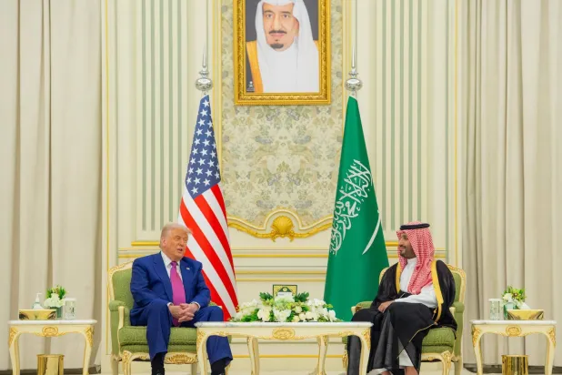 الأمير محمد بن سلمان والرئيس دونالد ترمب خلال قمة سعودية - أميركية في الرياض مايو الماضي (واس)