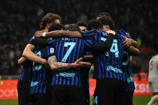 لاعبو الأنتر يحتفلون بالهدف الثاني (أ.ف.ب)