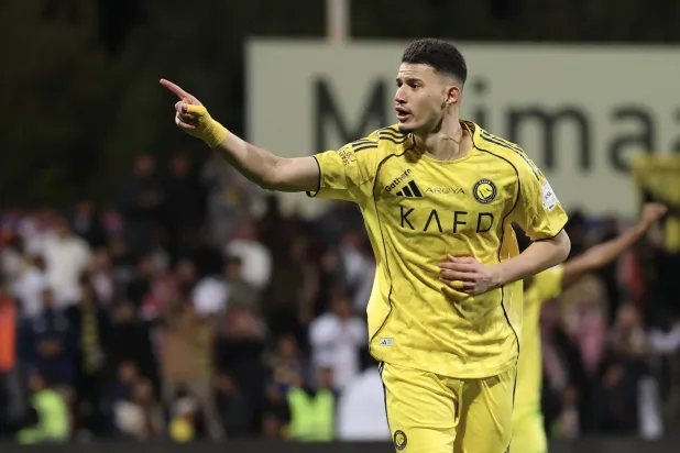 الحمدان ينطلق فرحا بعد تسجيل هدفه في الفيحاء (تصوير: عبدالعزيز النومان)