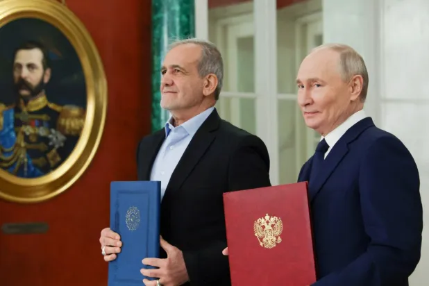 Rusya Devlet Başkanı Vladimir Putin ve İran Devlet Başkanı Mesud Pezeşkiyan, iki ülke arasındaki Kapsamlı Stratejik Ortaklık Anlaşması'nın imza töreninde, Kremlin, Rusya, 17 Ocak 2025 (Reuters)