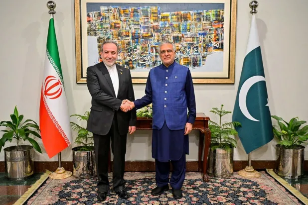 Pakistan Dışişleri Bakanı İshak Dar ve İranlı mevkidaşı Abbas Arakçi, İslamabad'daki Dışişleri Bakanlığı'ndaki toplantı sırasında, 2 Ağustos 2025 (AFP)