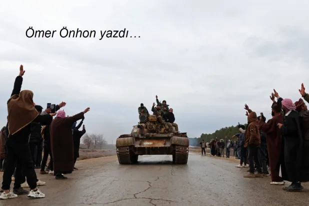 Suriye'nin kuzeyindeki Meskene'den çekilmesinin ardından SDG mevzilerini ele geçiren Suriyeli askerler bir tankın üzerinde, 17 Ocak 2026 (AFP)