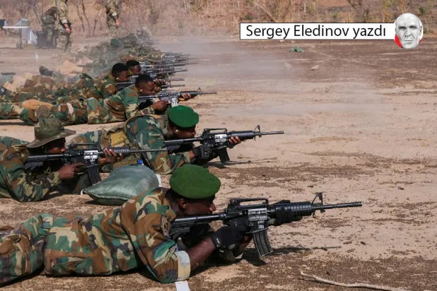 Gana ordusu personeli, Gana'daki Daboya’da Flintlock Operasyonu adı verilen yıllık terörle mücadele programı sırasında atış talimi yapıyor, 2 Mart 2023(Reuters) 