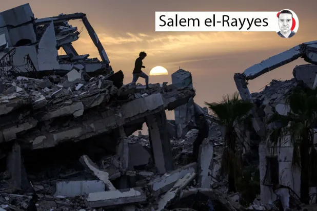 Gazze Şeridi'nin merkezindeki Nuseyrat'ın güneybatısındaki el-Zehra mahallesinde, yıkılmış bir binanın enkazı arasında yürüyen genç adam, 6 Şubat 2026 (AFP)