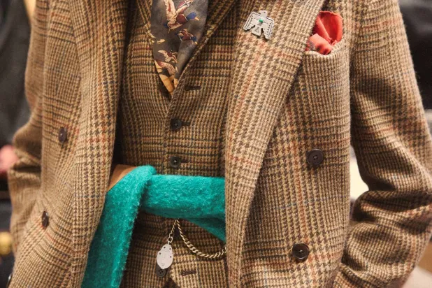 التويد بشكله الطبيعي المائل إلى الخشونة في عرض «رالف لورين» الأخير للموسم المقبل (رالف لورين)