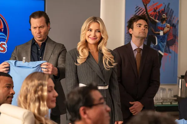 Running Point'in 46 yaşındaki yıldızı Kate Hudson (ortada), geçen yıl rol aldığı Kalpten Söylenen Bir Şarkı'daki (Song Sung Blue) performansıyla Oscar'a aday gösterildi (Netflix)