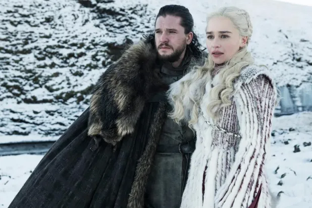 George R. R. Martin'in kitaplarına dayanan ve tüm dünyayı ekranlara kilitleyen Game of Thrones'ta Daenerys Targaryen rolündeki Emilia Clarke'a (sağda), Jon Snow'u oynayan Kit Harington (solda) eşlik etmişti (HBO)
