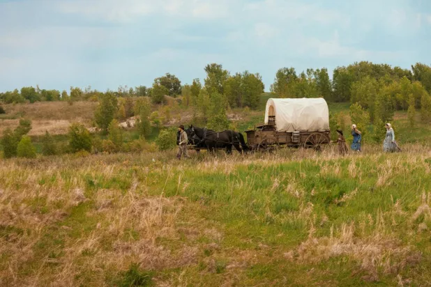Laura Ingalls Wilder'ın Büyük Buhran döneminde kaleme aldığı romanları tekrar yorumlayan uyarlamayla, yeni kuşaklar da kendi Küçük Ev versiyonuna kavuşuyor (Netflix)