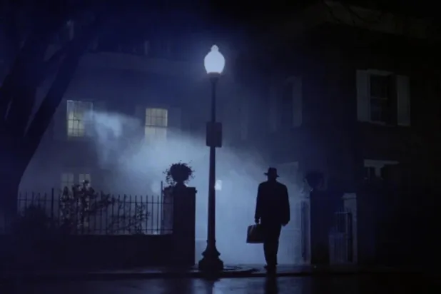 William Peter Blatty'nin 1971 tarihli çok satan romanından yine Blatty tarafından beyazperdeye uyarlanan Şeytan, iki Katolik rahibin genç bir kızın bedenini ele geçiren şeytani varlığa karşı verdikleri mücadeleyi anlatıyor (Warner Bros.)