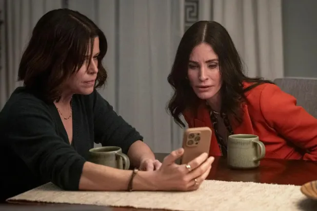Çığlık 7'de Sidney Prescott rolüyle tanınan 52 yaşındaki Neve Campbell'a (solda) muhabir Gale Weathers'ı canlandıran Friends yıldızı Courteney Cox (sağda) eşlik ediyor (Paramount Pictures)