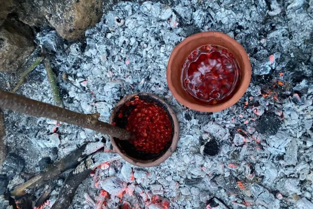 Tarih öncesi tarifleri canlandırmak için seramik kapların modern replikalarıyla deneysel pişirme (Lara González Carretero)