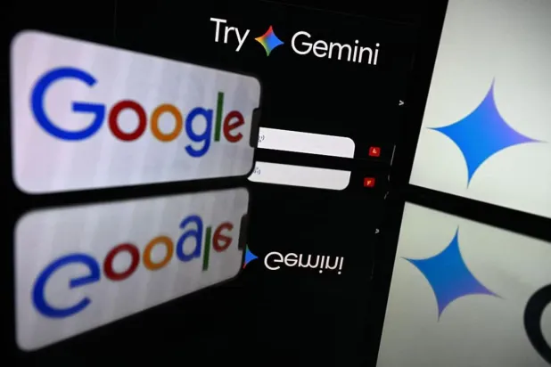 Google'ın ve yapay zeka asistanı Gemini'ın logosunu, Fransa'nın Toulouse kentinde 18 Şubat 2026'da gösteren ekranlar (AFP)