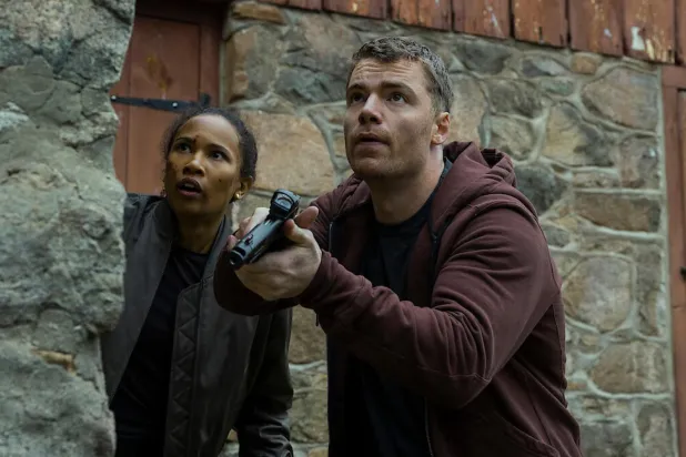 The Night Agent'ın üçüncü sezonunda Gabriel Basso'ya (sağda), Chelsea Arrington rolünde 31 yaşındaki Fola Evans-Akingbola (solda) eşlik etti (Netflix)