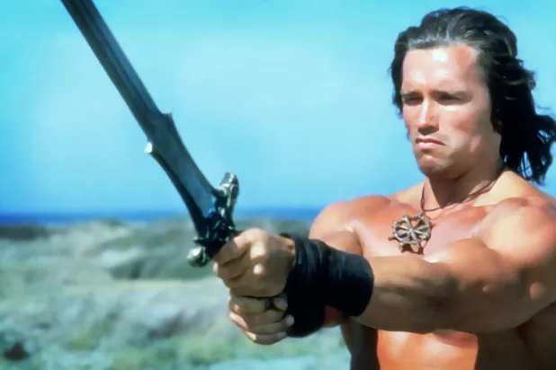 John Milius yönetmenliğindeki 1982 yapımı Barbar Conan, küçük yaşta ailesini ve köyünü kaybeden Conan adlı savaşçının, intikam için çıktığı destansı yolculuğu konu alıyordu (20th Century-Fox)