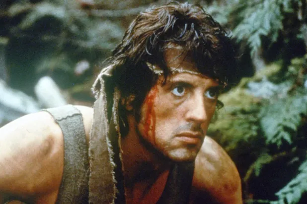 İlk Kan, Vietnam gazisi John Rambo'nun, huzur ararken küçük bir kasabanın sadist şerifi tarafından taciz edilmesi sonucu polis gücüne karşı ormanda başlattığı hayatta kalma ve intikam savaşını konu alıyor (Carolco Pictures / Orion Pictures)