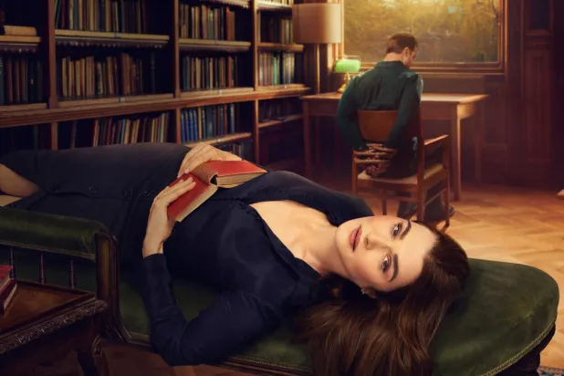 56 yaşındaki Rachel Weisz, Vladimir'de yakışıklı yeni meslektaşını takıntı haline getiren bir edebiyatı profesörü rolünde (Netflix)