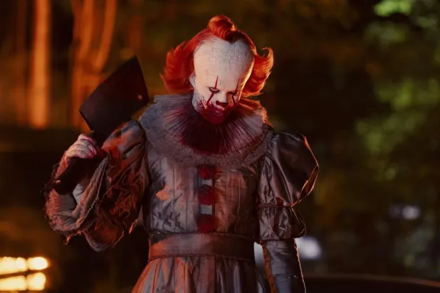 It: Welcome to Derry'de Pennywise rolündeki performansıyla övgü alan 35 yaşındaki İsveçli aktör Bill Skarsgård, Robert Eggers imzalı Nosferatu'da da Kont Orlok'u canlandırdı (HBO Max)