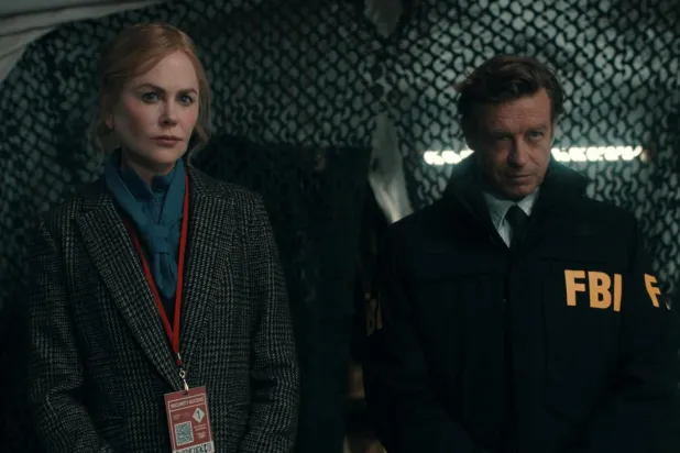 Scarpetta'nın FBI profilcisi eşi rolünde The Guardian ve The Mentalist'le tanınan 56 yaşındaki Simon Baker (sağda) yer alıyor (Amazon Prime Video)