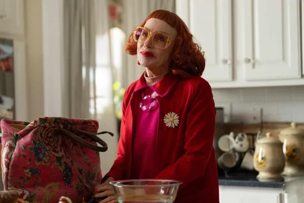 Silahlar'da Gladys karakterine hayat veren Amy Madigan, Entertainment Weekly'ye geçen yıl yaptığı açıklamada "Bunca yılın ardından böyle bir geri dönüş almak çok keyifli" ifadelerini kullanmıştı (Warner Bros. Pictures)