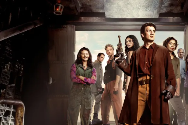 Joss Whedon'ın yarattığı uzay westerni Firefly, Serenity adlı küçük gemide bir araya gelen uyumsuz ama birbirine sıkı sıkıya bağlı bir mürettebatın, galaktik düzenin baskısından kaçarken hayatta kalmak için tehlikeli işlere atıldığı bir macerayı anlatıyordu (FOX)