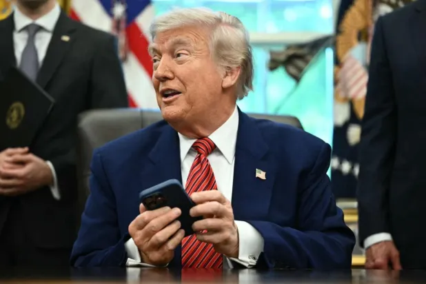 Gazeteciler, ABD Başkanı Donald Trump'ı telefonla aramanın sırlarını paylaştı; bunlar arasında gece yarısı uyuyamadığı bir zamanı beklemek de var (AFP)
