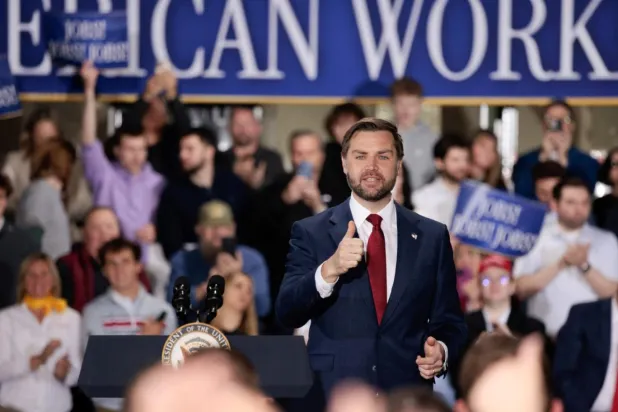 J.D. Vance, İran'daki savaşın sonucu olarak benzin fiyatlarının hızla yükselmeye devam etmesi nedeniyle Amerikalı tüketicilerin önünde "zorlu bir yol" olacağı uyarısını yaptı ancak durumun sadece geçici olduğunu da belirtti (Reuters)