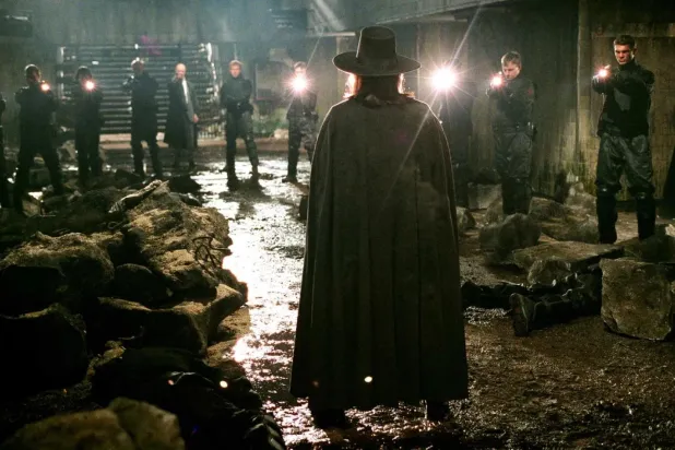 2006'da vizyona giren V for Vendetta, terör olaylarında büyük kayıplar verdikten sonra kurtuluşu baskıcı bir yönetimde bulan Britanya halkının uyanış öyküsünü anlatıyor (Warner Bros. Pictures)