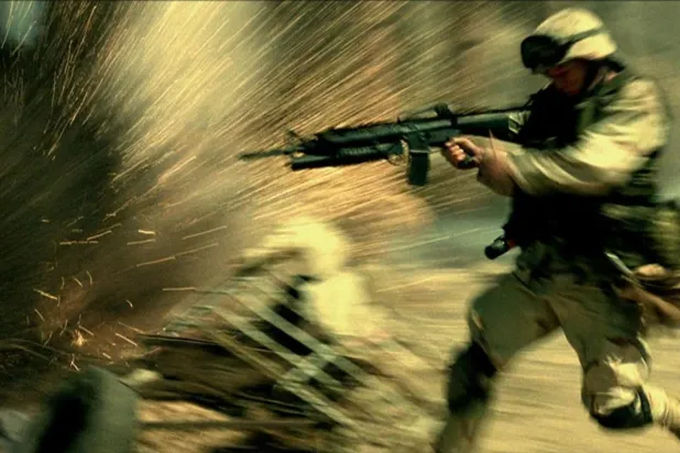 Kara Şahin Düştü, BM Barış Gücü'nün parçası olarak Somali'ye gönderilen bir grup Amerikan askerinin hikayesini anlatıyor (Sony Pictures Releasing)