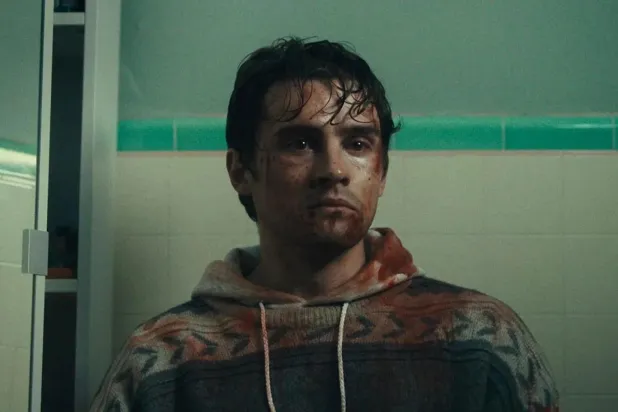 30 yaşındaki Michael Johnston, kariyerine 12 yaşındayken yatak odasında kurduğu bir kayıt stüdyosunda reklam ve animasyonlar için seslendirme seçmelerine katılarak başladı (Focus Features)