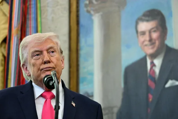 Yeni bir Reuters/Ipsos anketine göre ABD Başkanı Donald Trump'ın onay oranı yüzde 36'ya düştü (AFP)