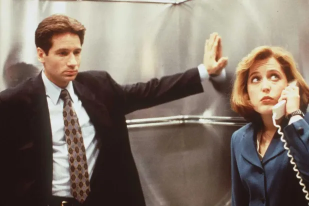 Paranormal olaylarla ilgili çözülmemiş vakaları araştıran FBI ajanları Mulder ve Scully'nin hikayesini işleyen The X-Files'ta başrolleri Gillian Anderson (sağda) ve David Duchovny (solda) paylaşıyordu (Fox)